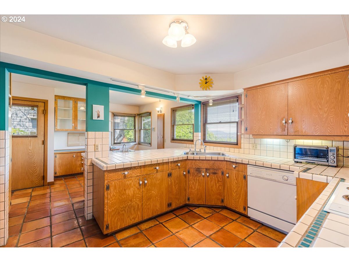 239 South Custer Street Portland, OR 97219 - Photo 17 of 43 Gallery Image 17