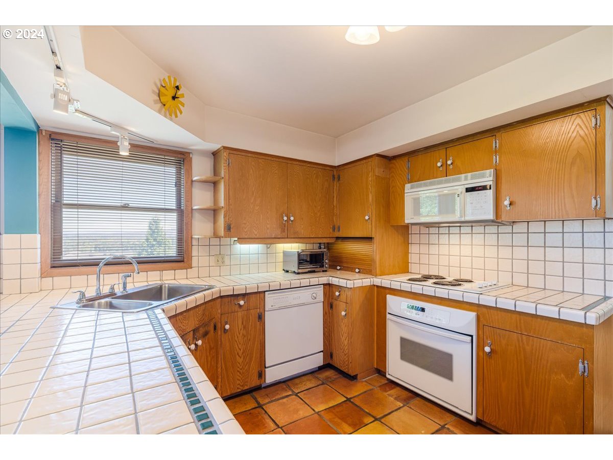 239 South Custer Street Portland, OR 97219 - Photo 18 of 43 Gallery Image 18