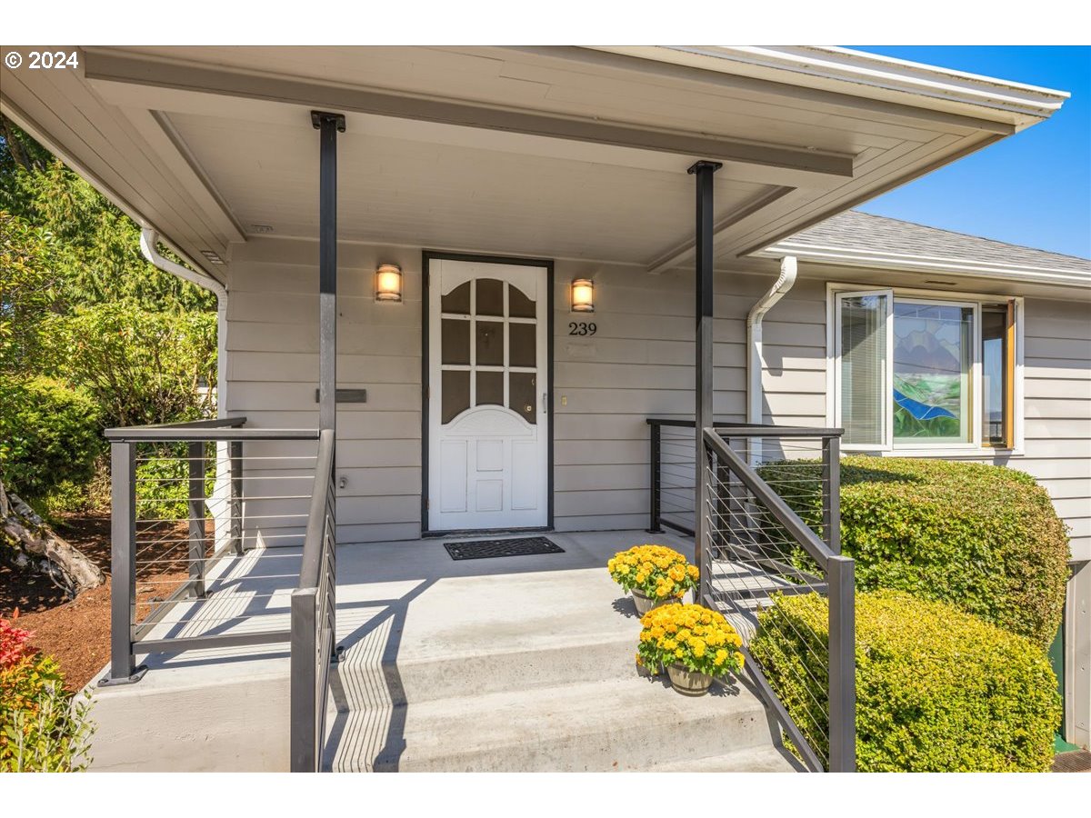 239 South Custer Street Portland, OR 97219 - Photo 3 of 43 Gallery Image 3