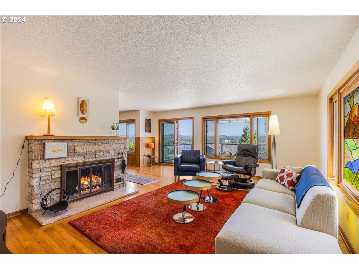 239 South Custer Street Portland, OR 97219 - Photo 4 of 43 Gallery Image 4
