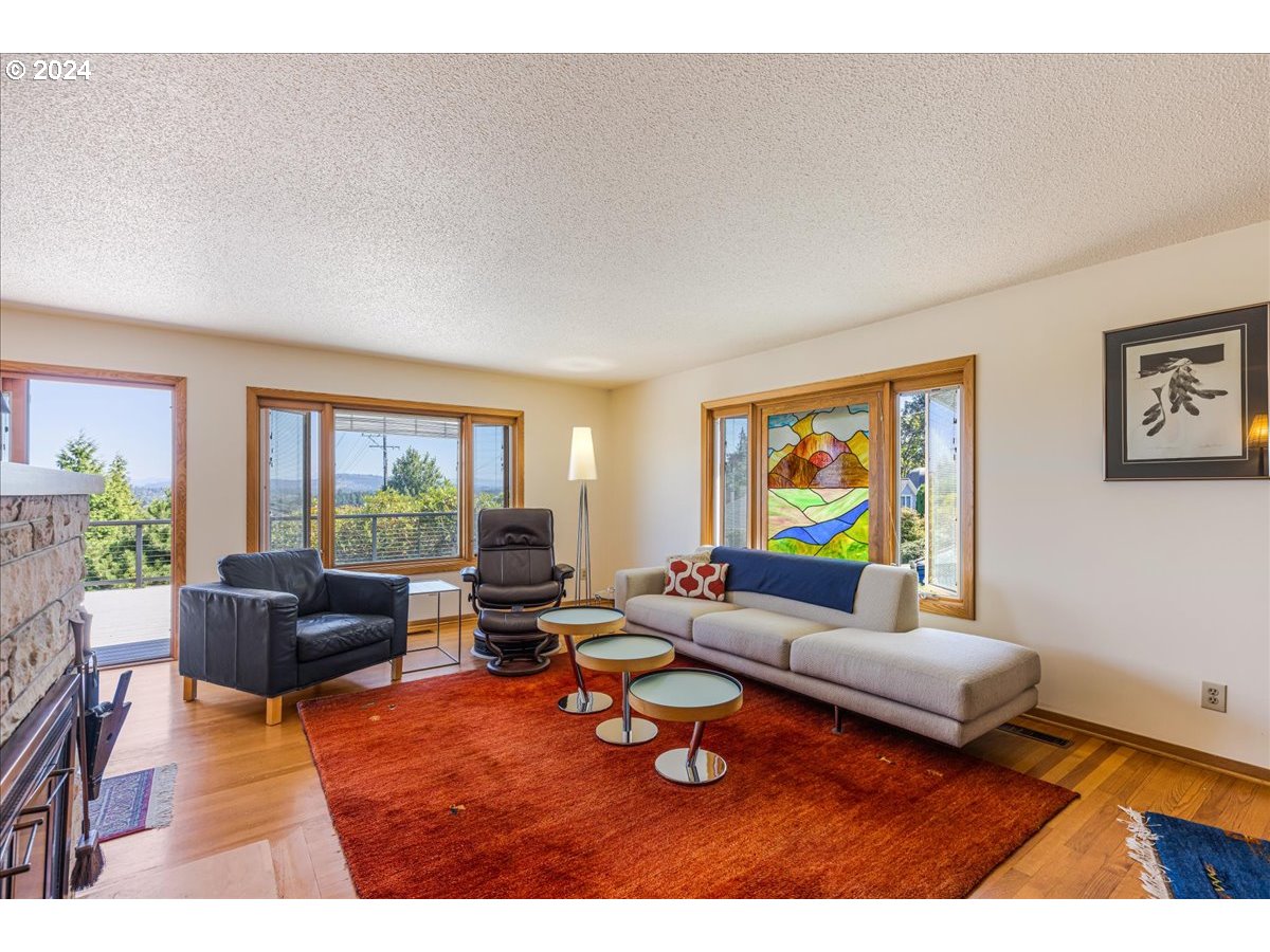 239 South Custer Street Portland, OR 97219 - Photo 5 of 43 Gallery Image 5