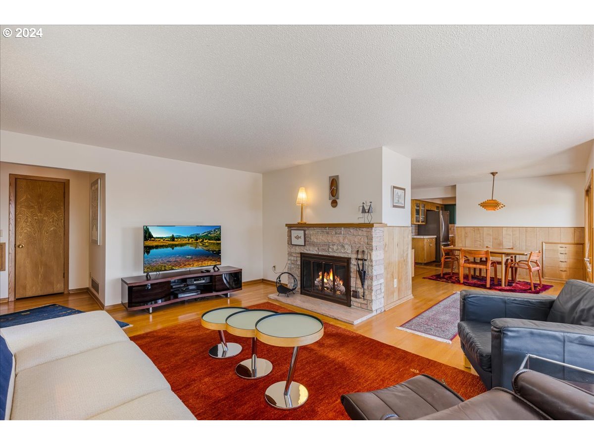 239 South Custer Street Portland, OR 97219 - Photo 6 of 43 Gallery Image 6