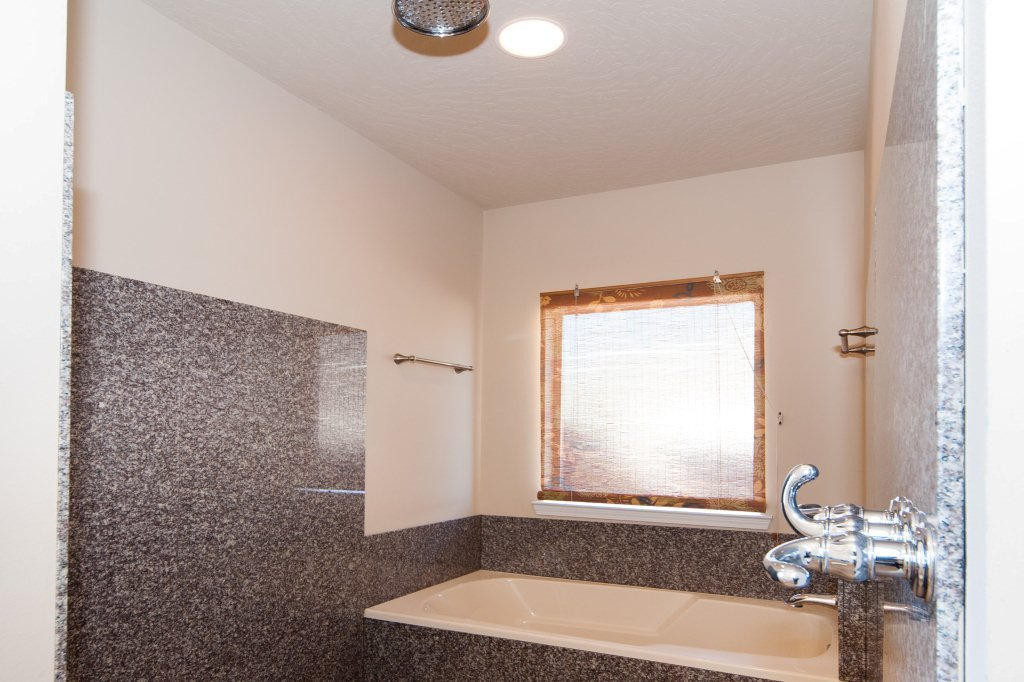 4625 Hermosa Road Crestview, FL 32539 - Photo 21 of 37 a bathroom with a bathtub and a sink