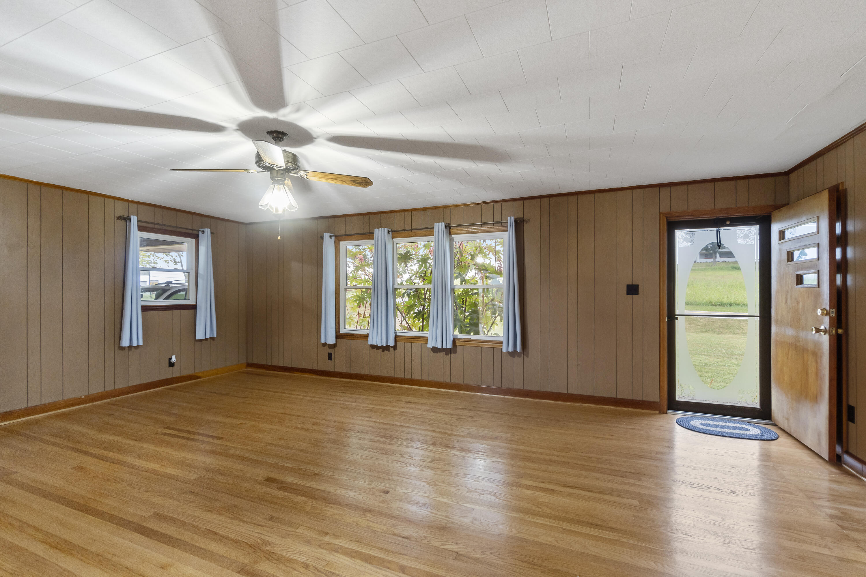 7460 Warrensburg Road Mosheim, TN 37818 - Photo 4 of 32 7460 living Room 2