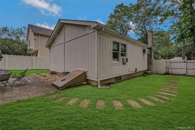 a view of backyard with garden