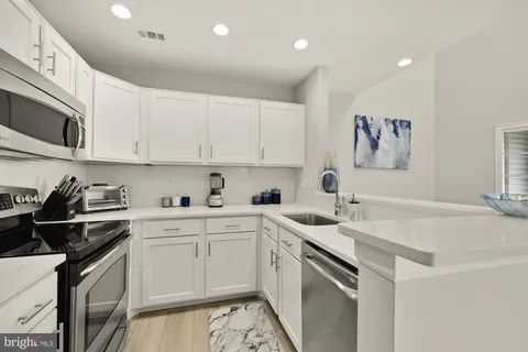 $525,000 | 257 South Pickett Street, Unit 402, Alexandria, VA 22304