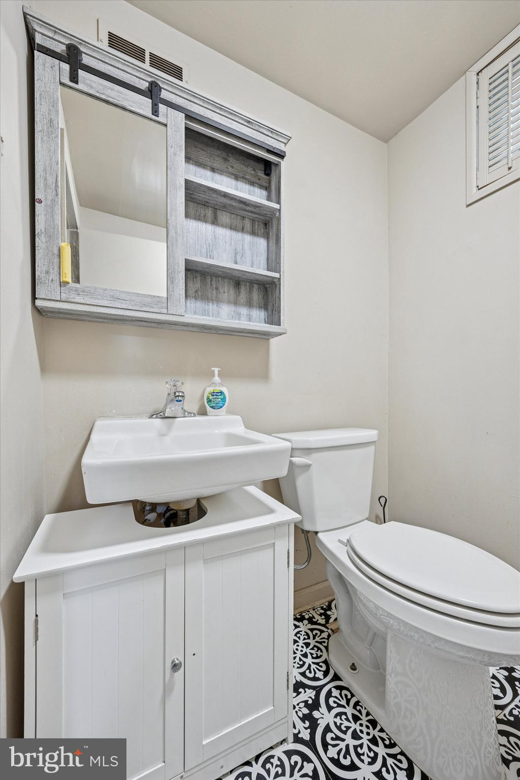 37 Millbrook Road Newark, DE 19713 - Photo 14 of 17 a bathroom with a toilet a sink and a mirror