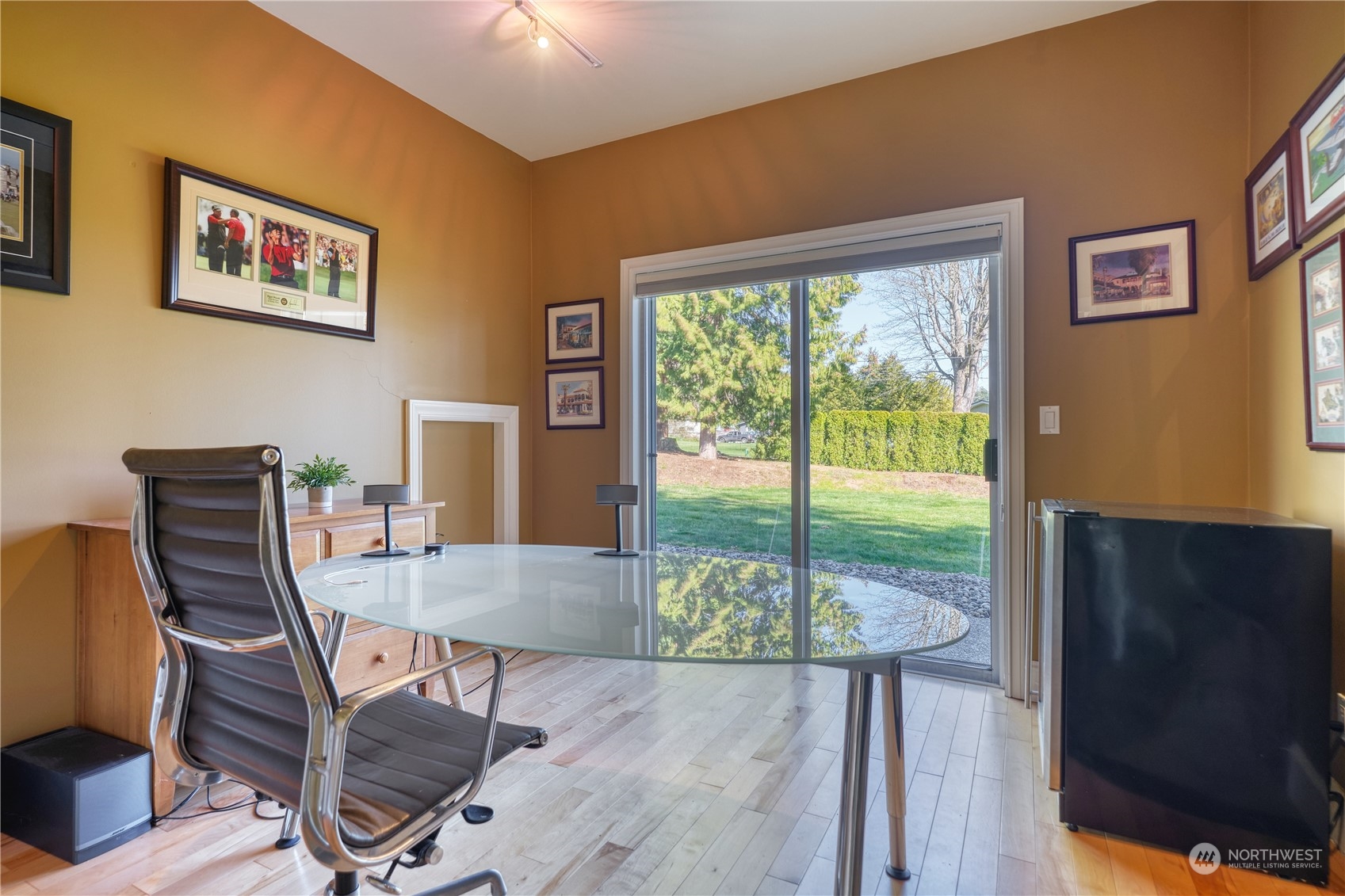 589 South Beach Road Point Roberts, WA 98281 - Photo 12 of 37 a view of a dining room with furniture and a potted plant