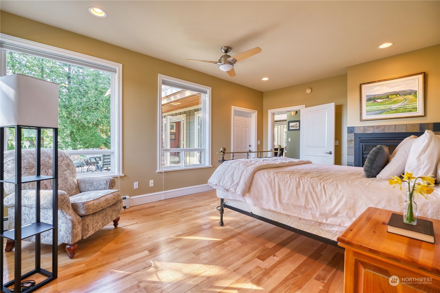 589 South Beach Road Point Roberts, WA 98281 - Photo 18 of 37 a spacious bedroom with a bed and a couch