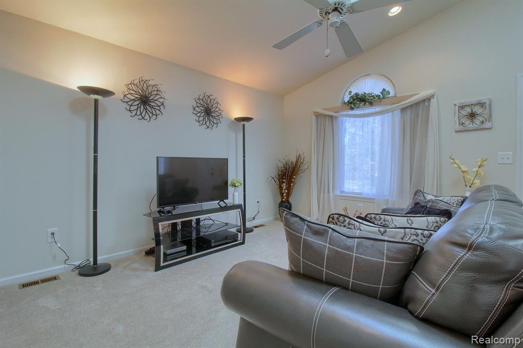 26151 Frankfort Road New Boston, MI 48164 - Photo 4 of 25