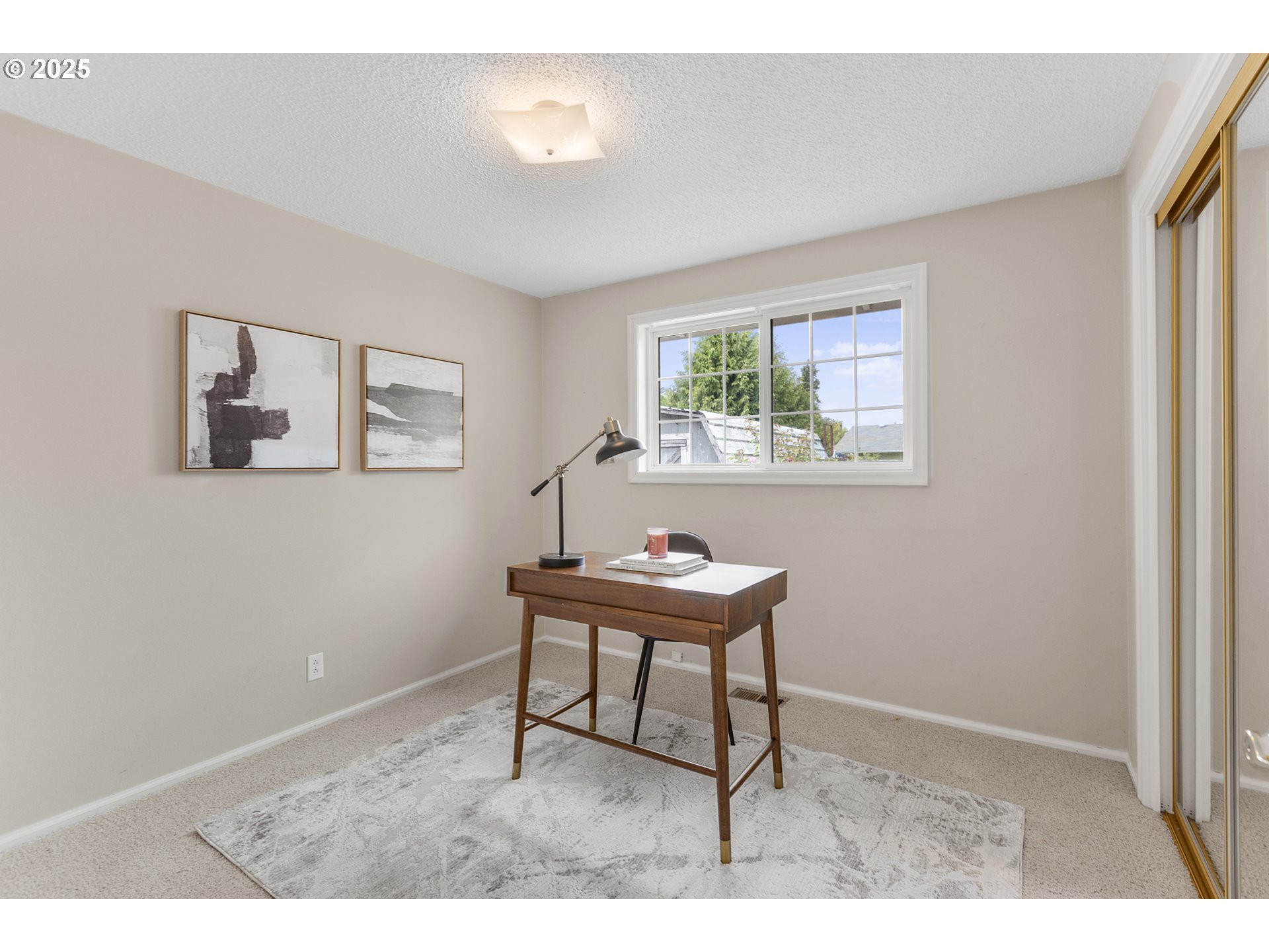 2055 Ridgeway Drive Eugene, OR 97401 - Photo 15 of 48 a workspace with furniture and window