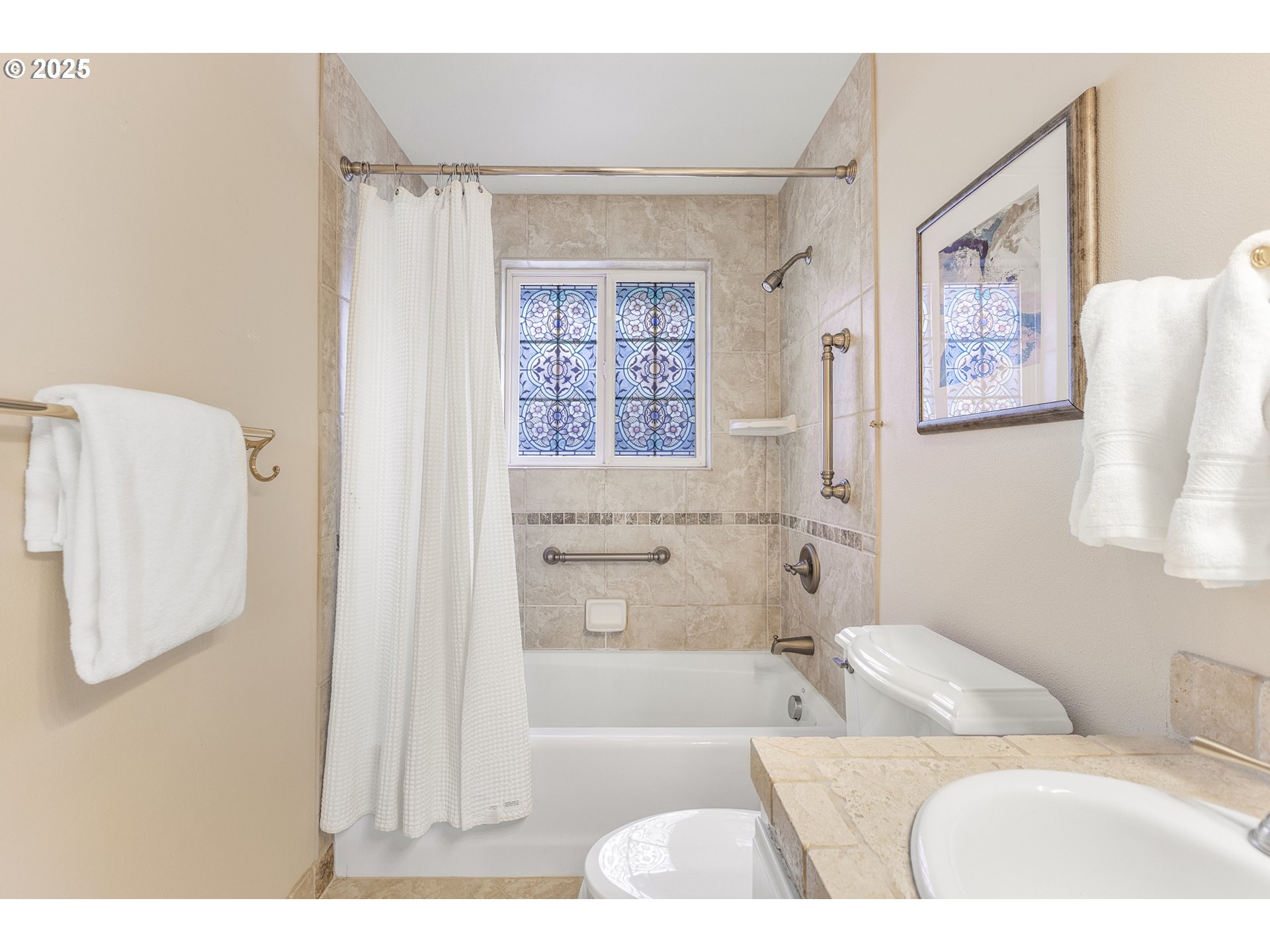 2055 Ridgeway Drive Eugene, OR 97401 - Photo 17 of 48 a bathroom with a tub shower and a sink