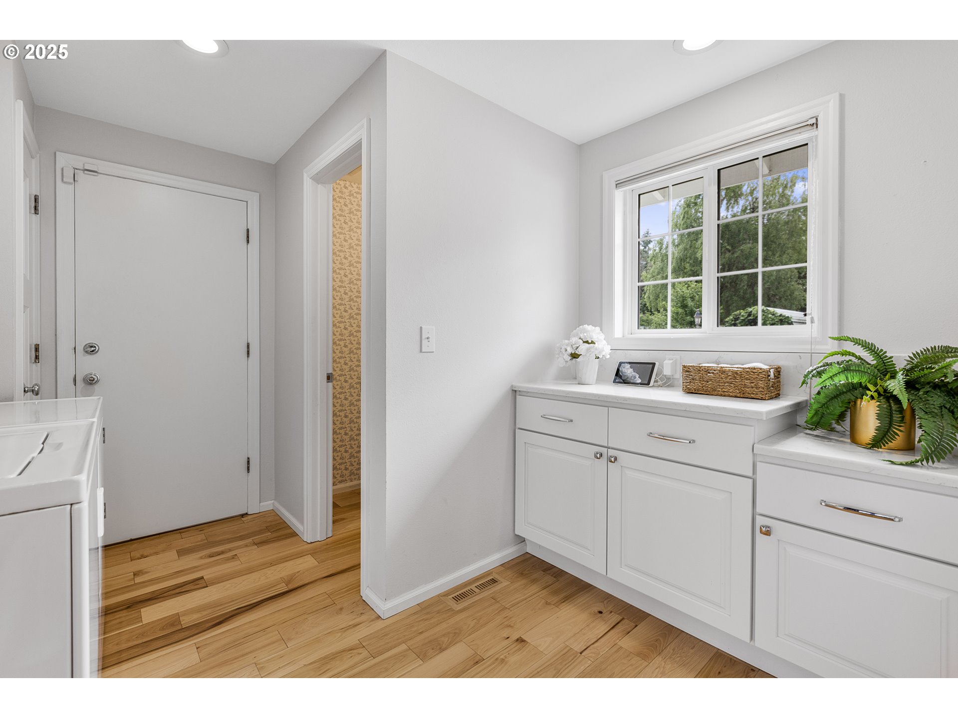 2055 Ridgeway Drive Eugene, OR 97401 - Photo 22 of 48 a bathroom with a sink and a bathtub