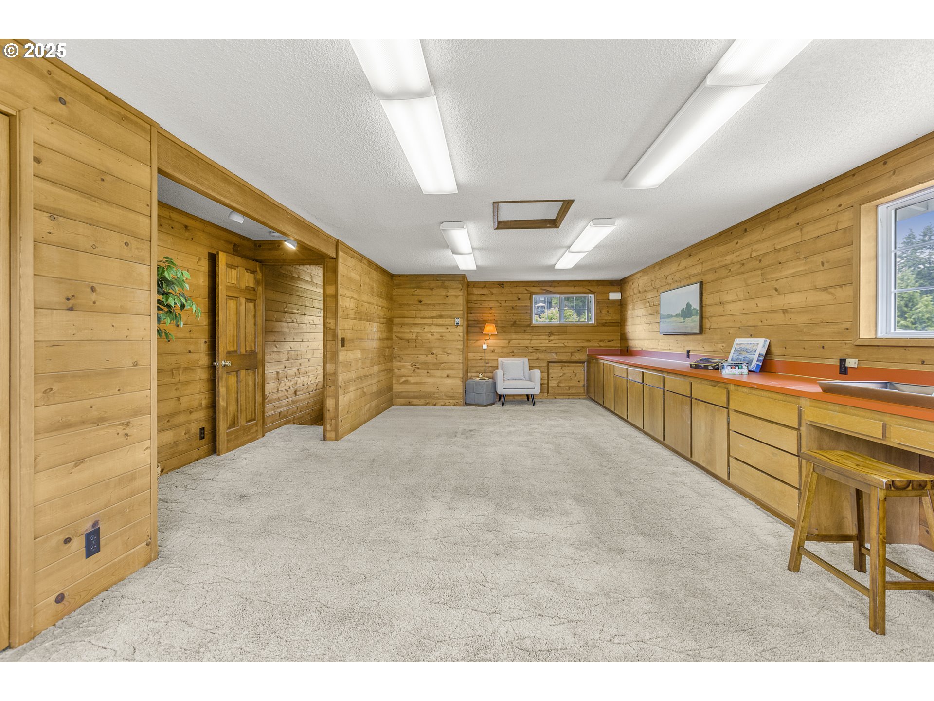 2055 Ridgeway Drive Eugene, OR 97401 - Photo 29 of 48 a view of a livingroom with furniture