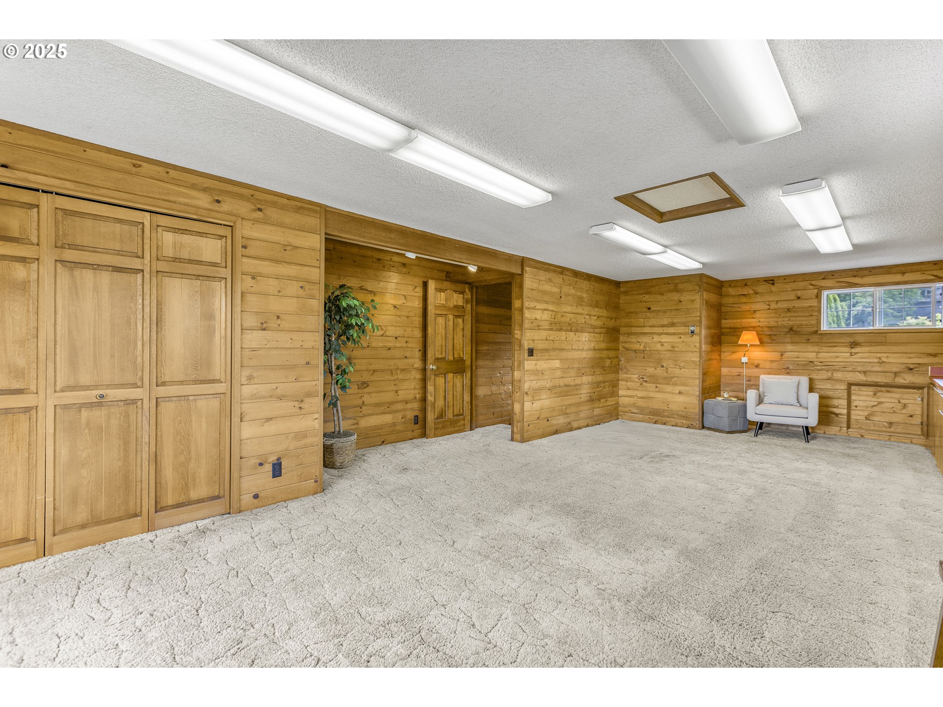 2055 Ridgeway Drive Eugene, OR 97401 - Photo 30 of 48 a view of a livingroom with furniture