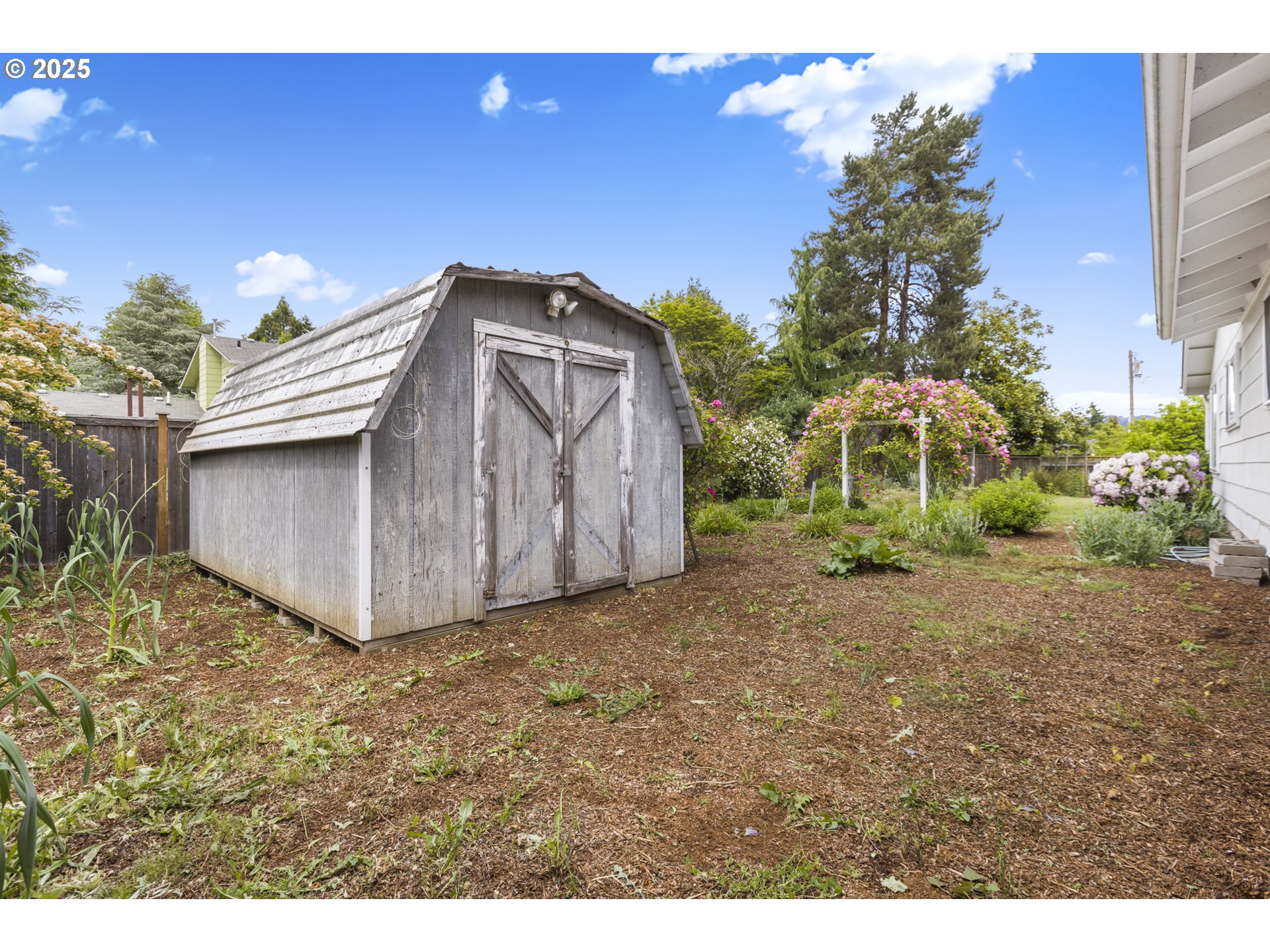 2055 Ridgeway Drive Eugene, OR 97401 - Photo 37 of 48 a backyard of a house with lots of green space