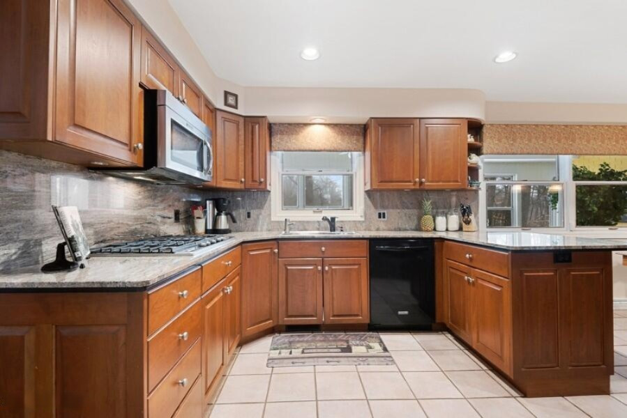 5500 Alpine Ridge Stevensville, MI 49127 - Photo 8 of 26 08_5500AlpineRidge_177_Kitchen_LowRes