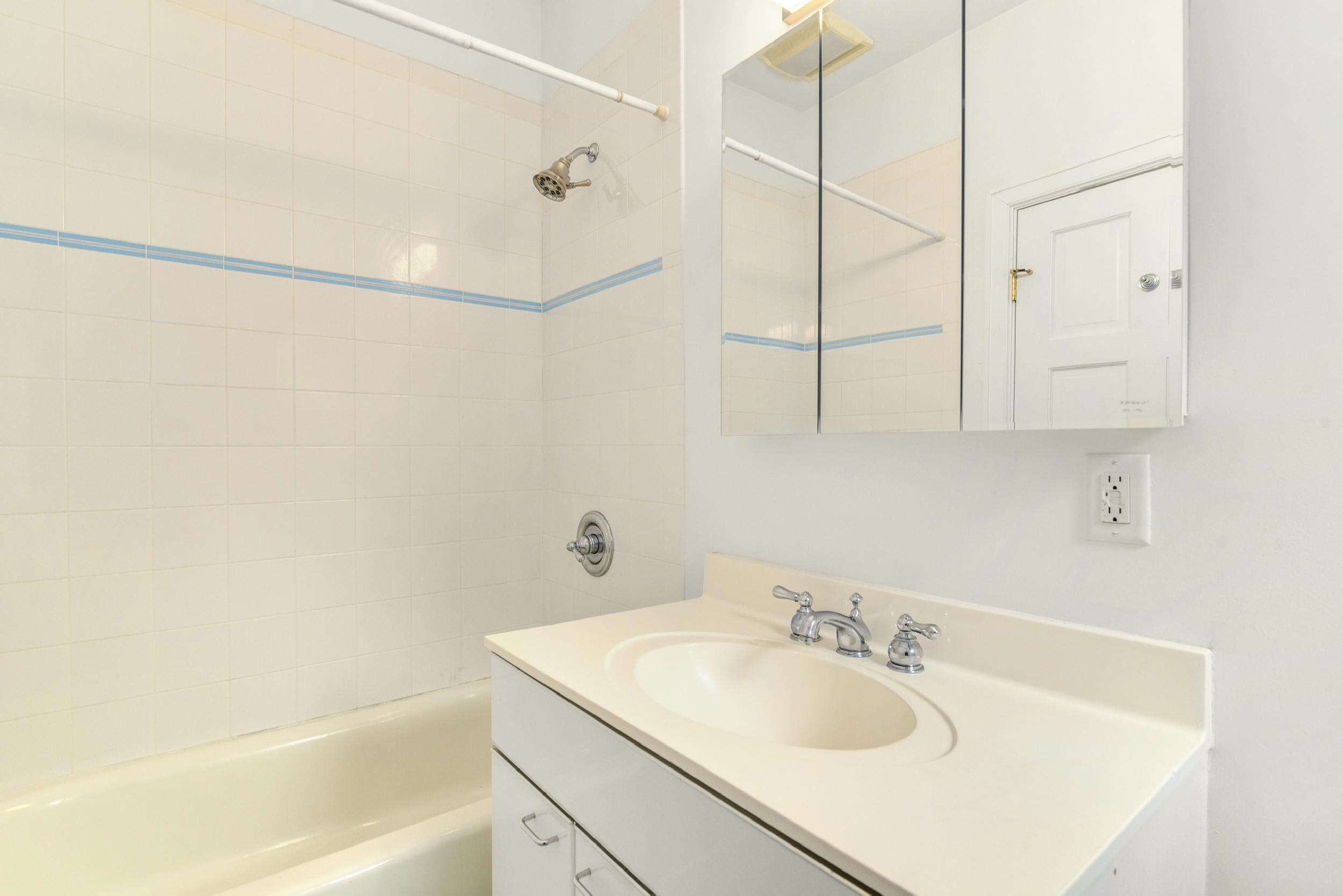 1315 Smith Ridge Road New Canaan, CT 06840 - Photo 28 of 54 a bathroom with a sink and a bathtub