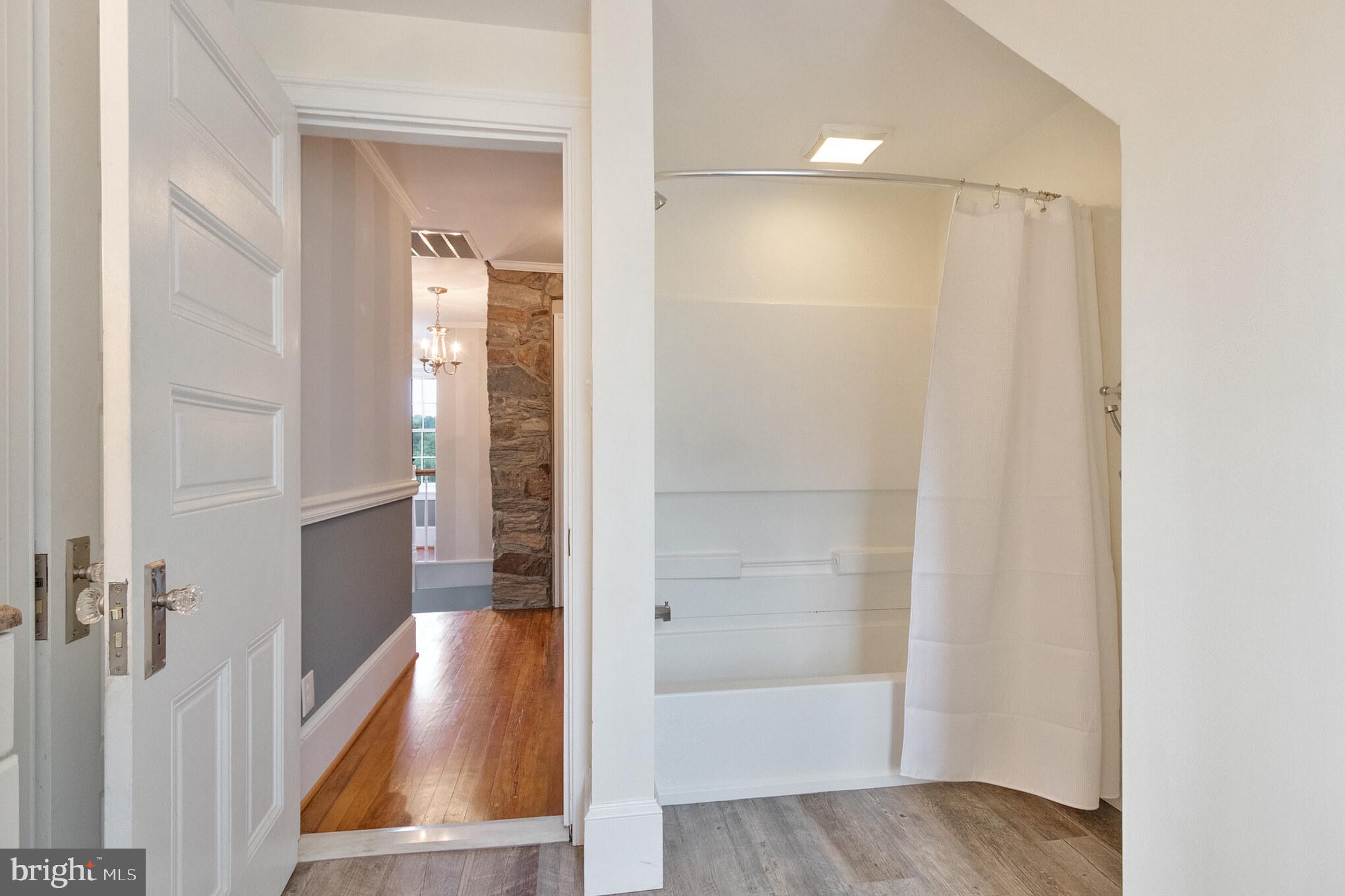 300 Ravenscliff Drive Springfield, PA 19064 - Photo 28 of 45 SECOND FLOOR HALL
