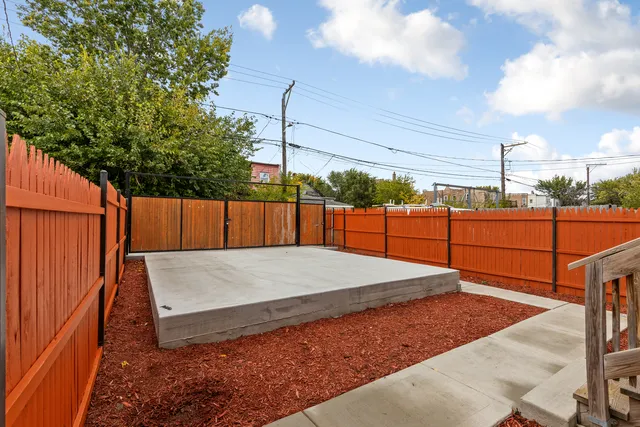 a view of a backyard