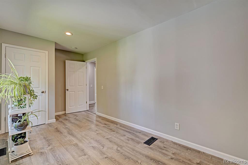 5098 Waldon Road Clarkston, MI 48348 - Photo 37 of 81 Gallery Image 37