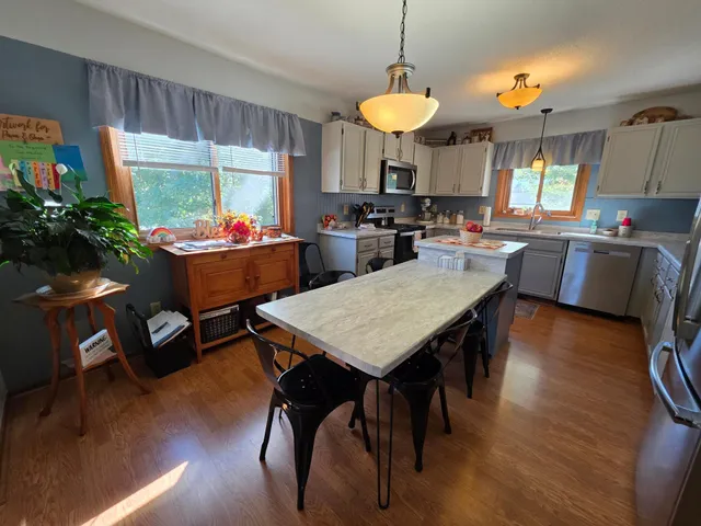 $330,000 | 407 8th Street Southwest, Plainview, MN 55964