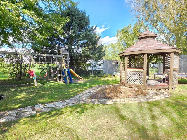 $330,000 | 407 8th Street Southwest, Plainview, MN 55964