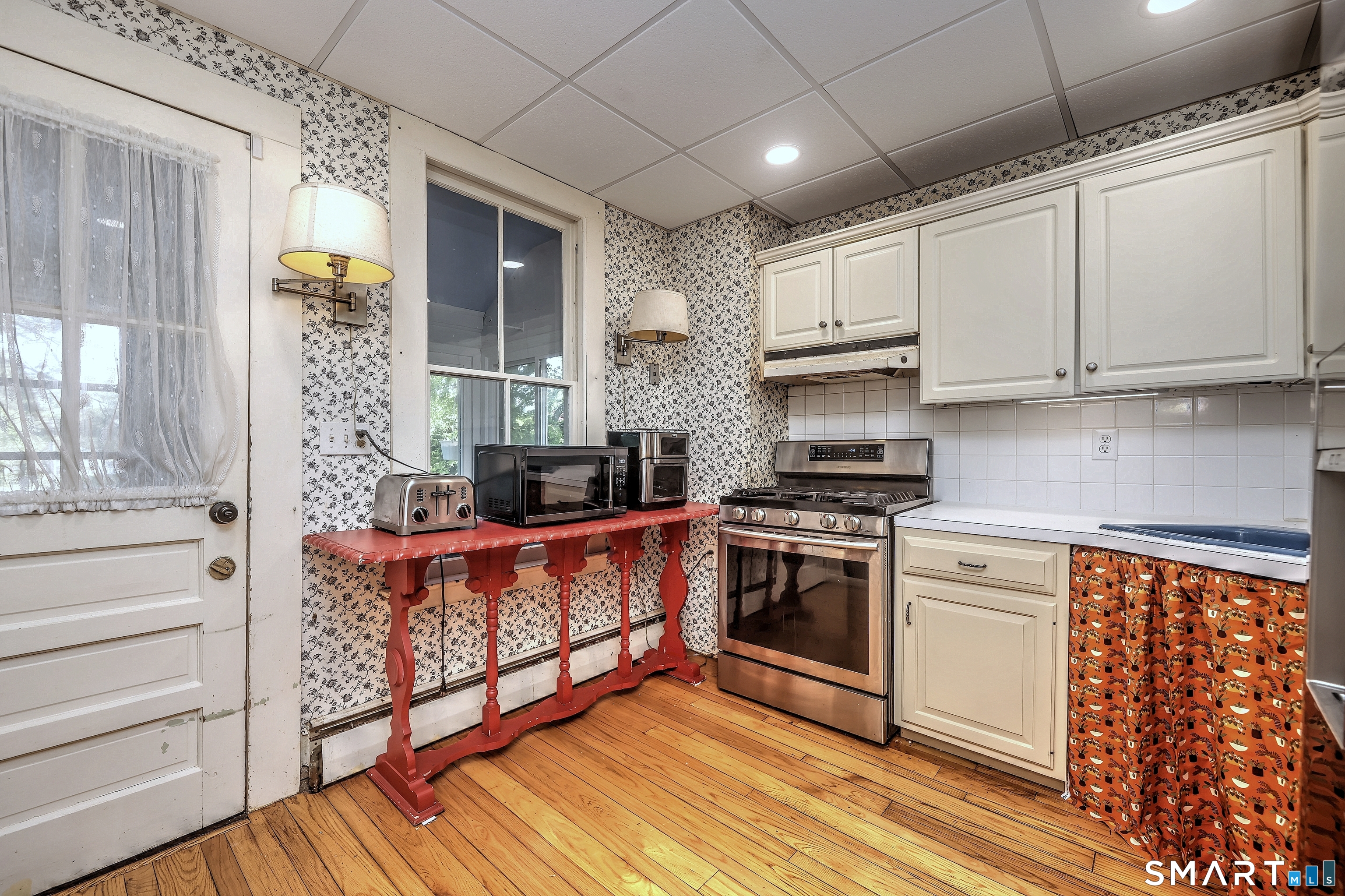 186 Jones Hill Road West Haven, CT 06516 - Photo 7 of 33 a kitchen with stainless steel appliances granite countertop a stove and a refrigerator