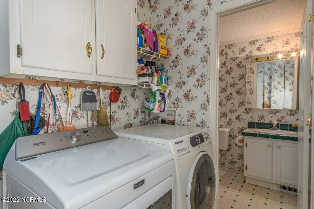 423 Burncoat Road Kinston, NC 28504 - Photo 28 of 46 Laundry Room