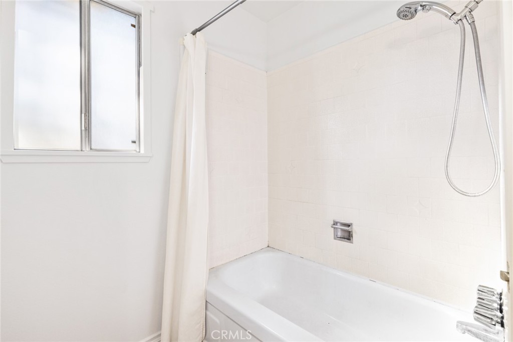 8 Cottage Circle Chico, CA 95926 - Photo 24 of 46 a bathroom with a bathtub