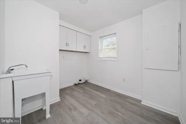 a view of utility room