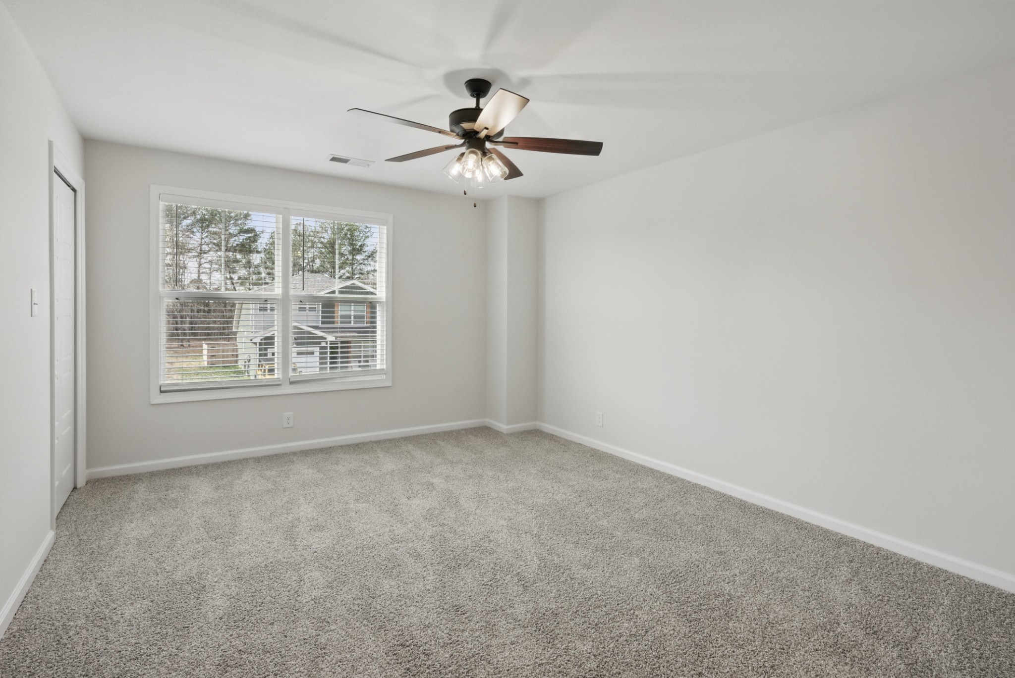 180 Quarry Rdg Road Clarksville, TN 37043 - Photo 7 of 8 an empty room with windows and fan