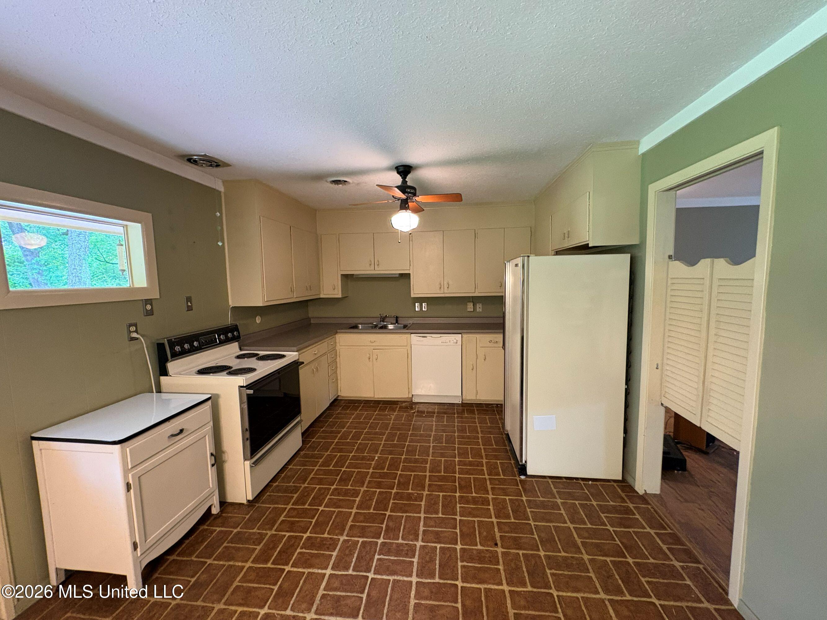 265 Sun Drive Jackson, MS 39211 - Photo 7 of 18 IMG_4168