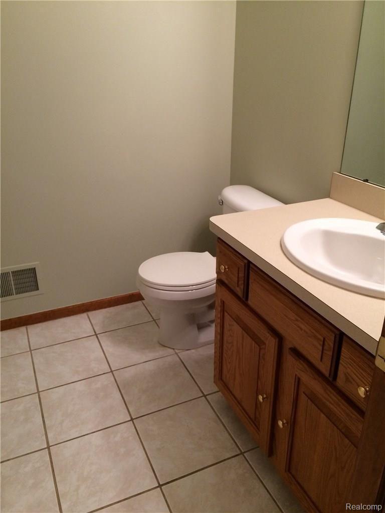 2986 Walbridge Drive Rochester, MI 48307 - Photo 8 of 17 Walbridge 2986 Half Bath.jpg