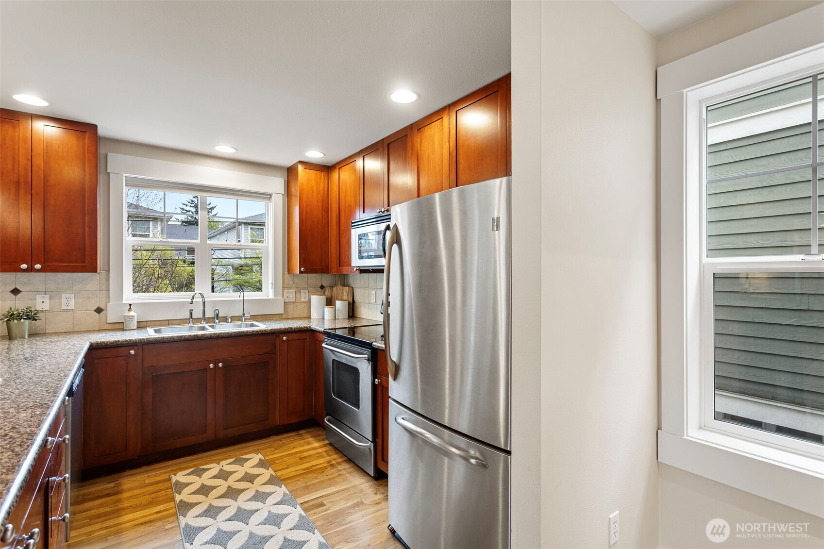9501 Interlake Avenue North Seattle, WA 98103 - Photo 12 of 36