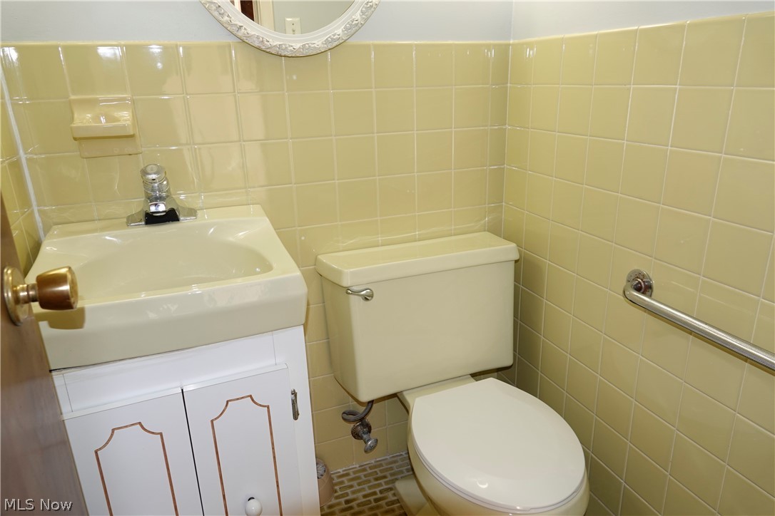 1661 Chelmsford Road Cleveland, OH 44124 - Photo 22 of 27