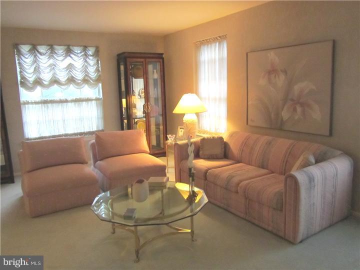 11113 Greiner Road Philadelphia, PA 19116 - Photo 3 of 23 Living Room