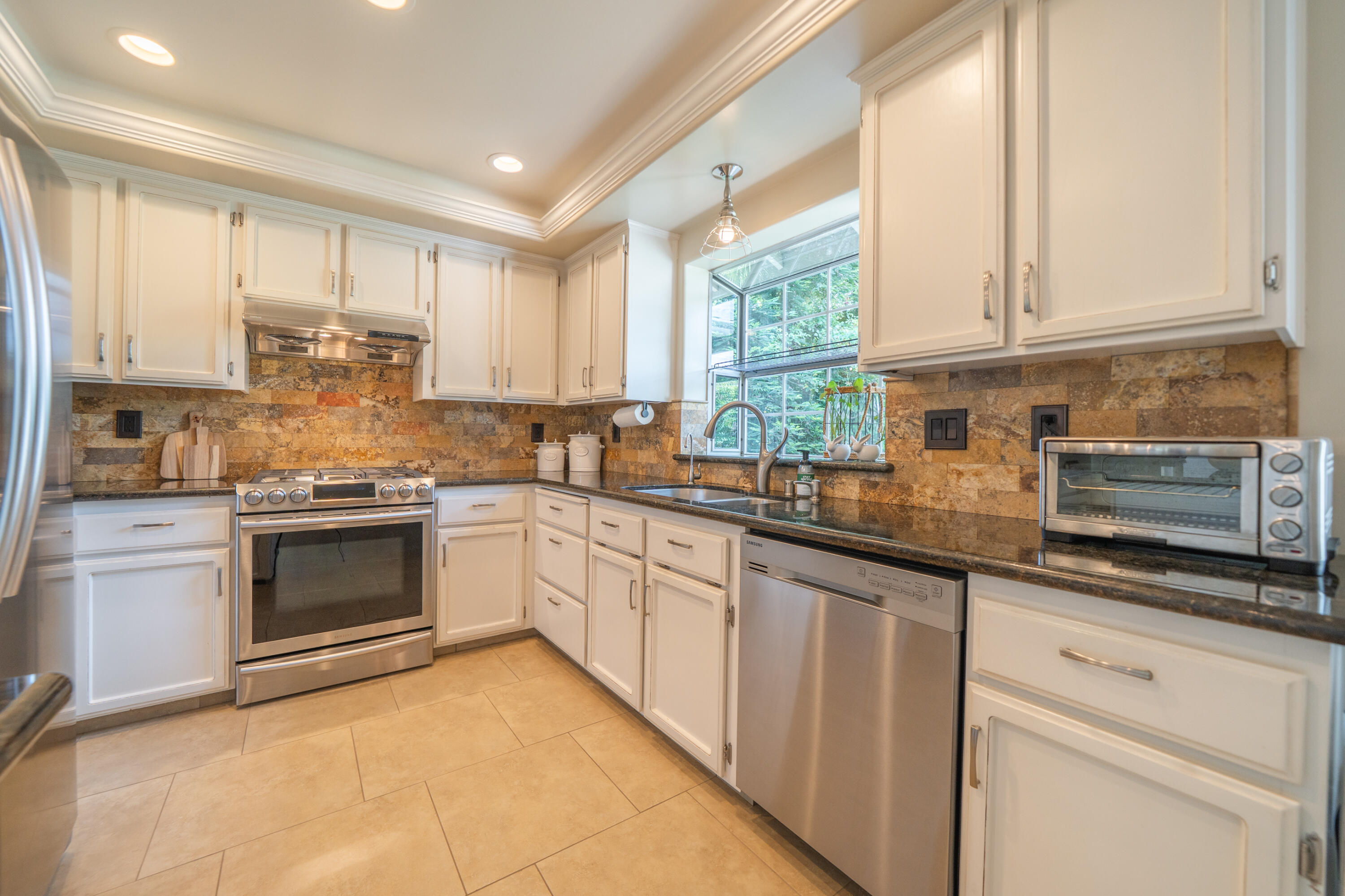 1044 Riviera Drive Redding, CA 96001 - Photo 12 of 46 1044 Riviera Dr-20