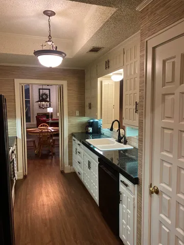 a en suite bathroom with a sink and a mirror