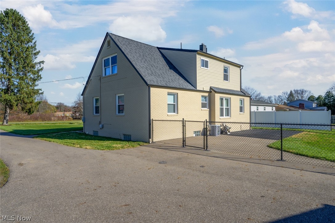 815 Mathews Road Youngstown, OH 44512 - Photo 5 of 35 Gallery Image 5