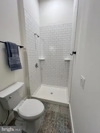 a bathroom with a toilet and a shower