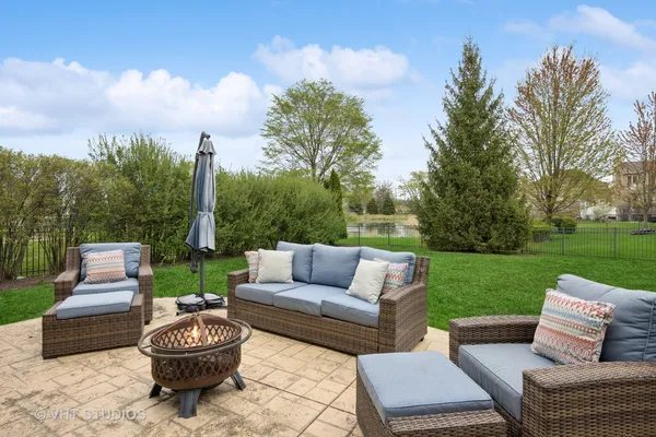 a view of a house with backyard and garden