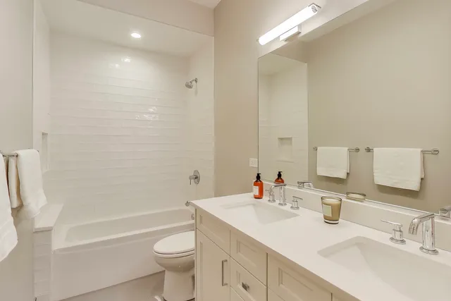 $809,000 | 4135 North Kenmore Avenue, Unit 1N, Chicago, IL 60613