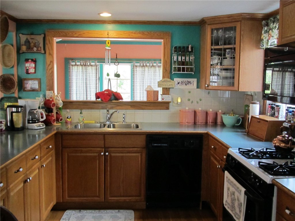 119 Fenner Hill Road Hopkinton, RI 02832 - Photo 5 of 25