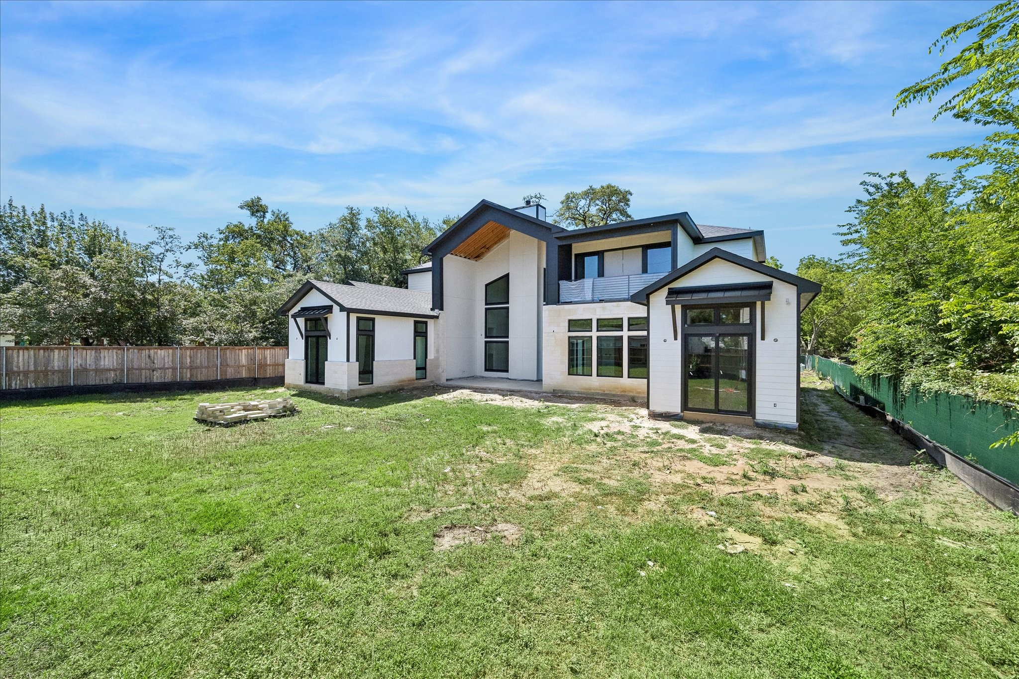 9050 Elizabeth Road Houston, TX 77055 - Photo 35 of 40 front view of a house with a yard