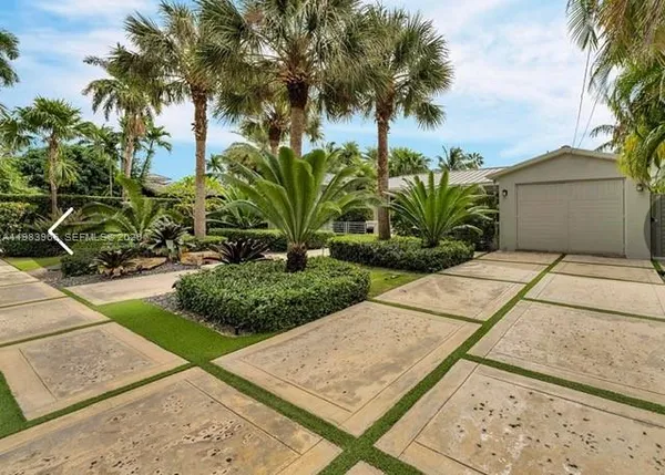 a view of a backyard