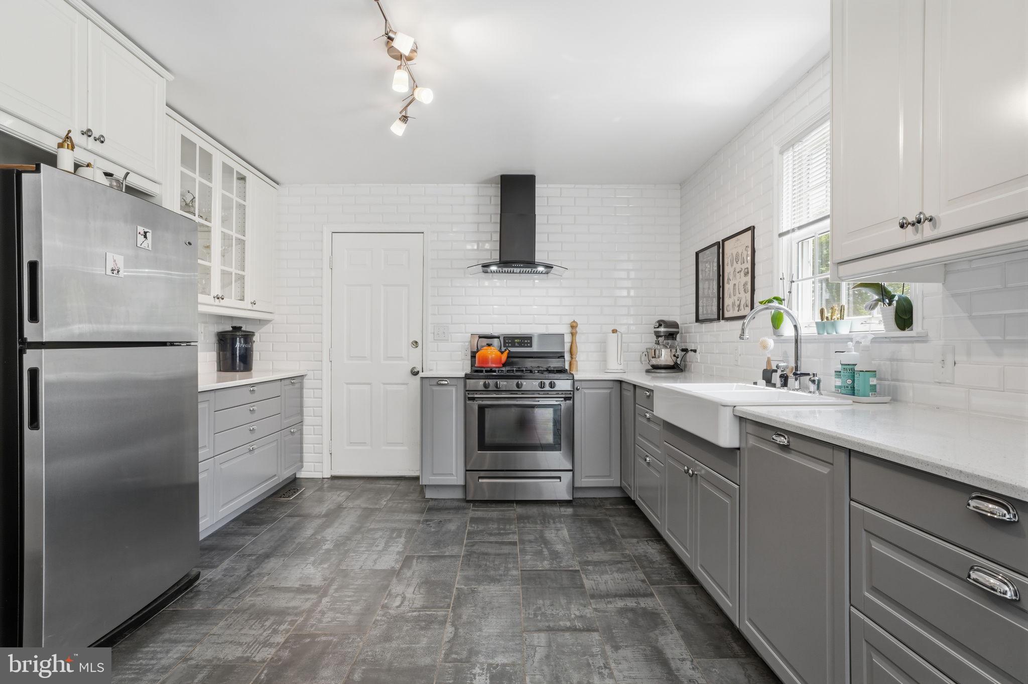 621 River Road Yardley, PA 19067 - Photo 22 of 75 Stainless steel appliances