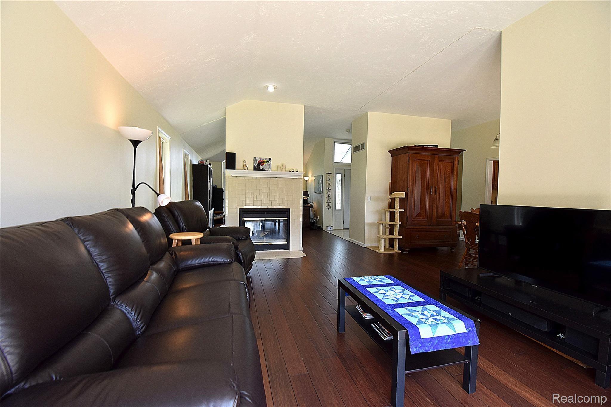 6747 Pinckney Road Pinckney, MI 48169 - Photo 13 of 44 11 GREAT ROOM.JPG