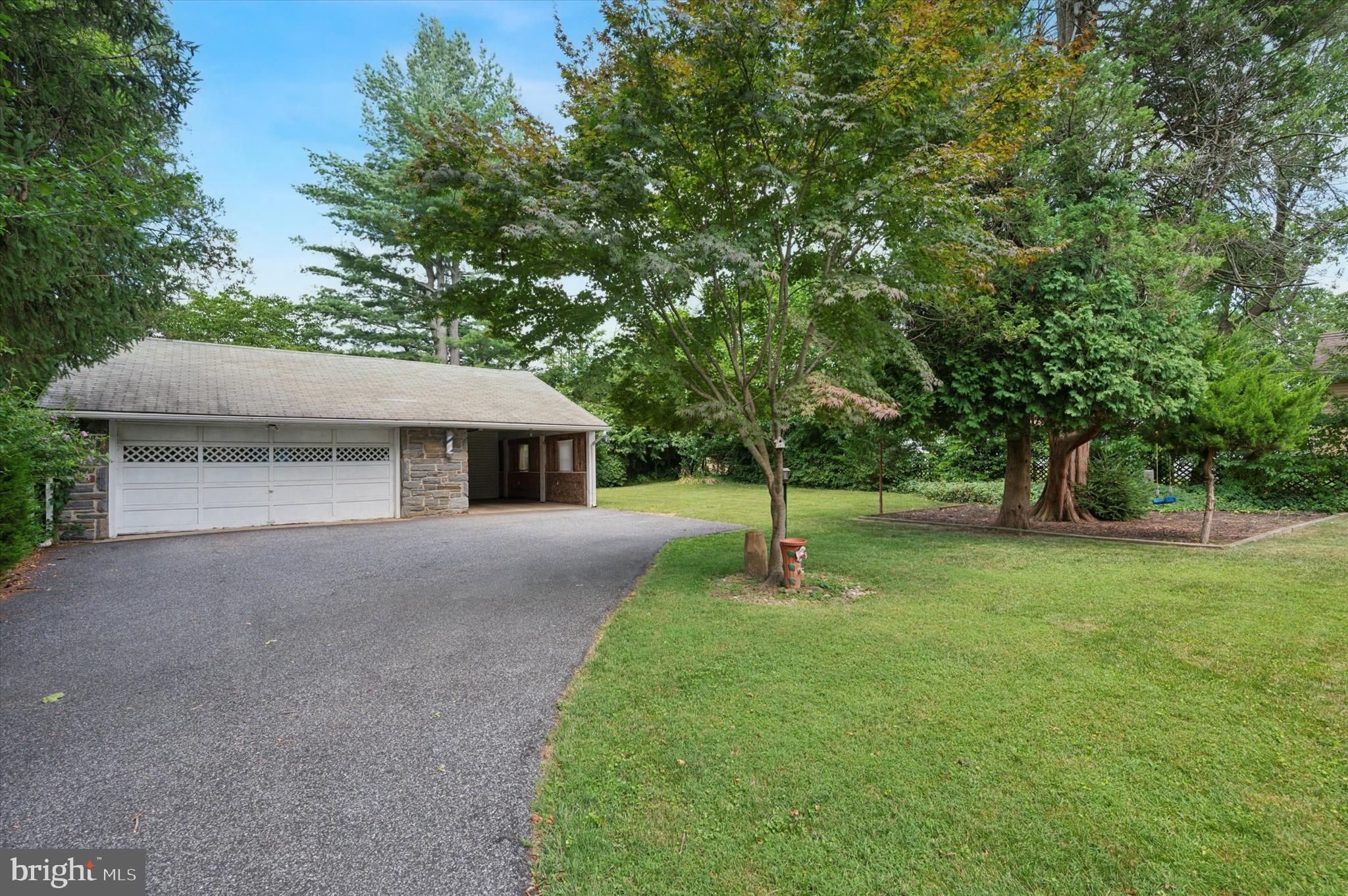 417 Pinecrest Road Springfield, PA 19064 - Photo 2 of 25 HUGE DETACHED GARAGE