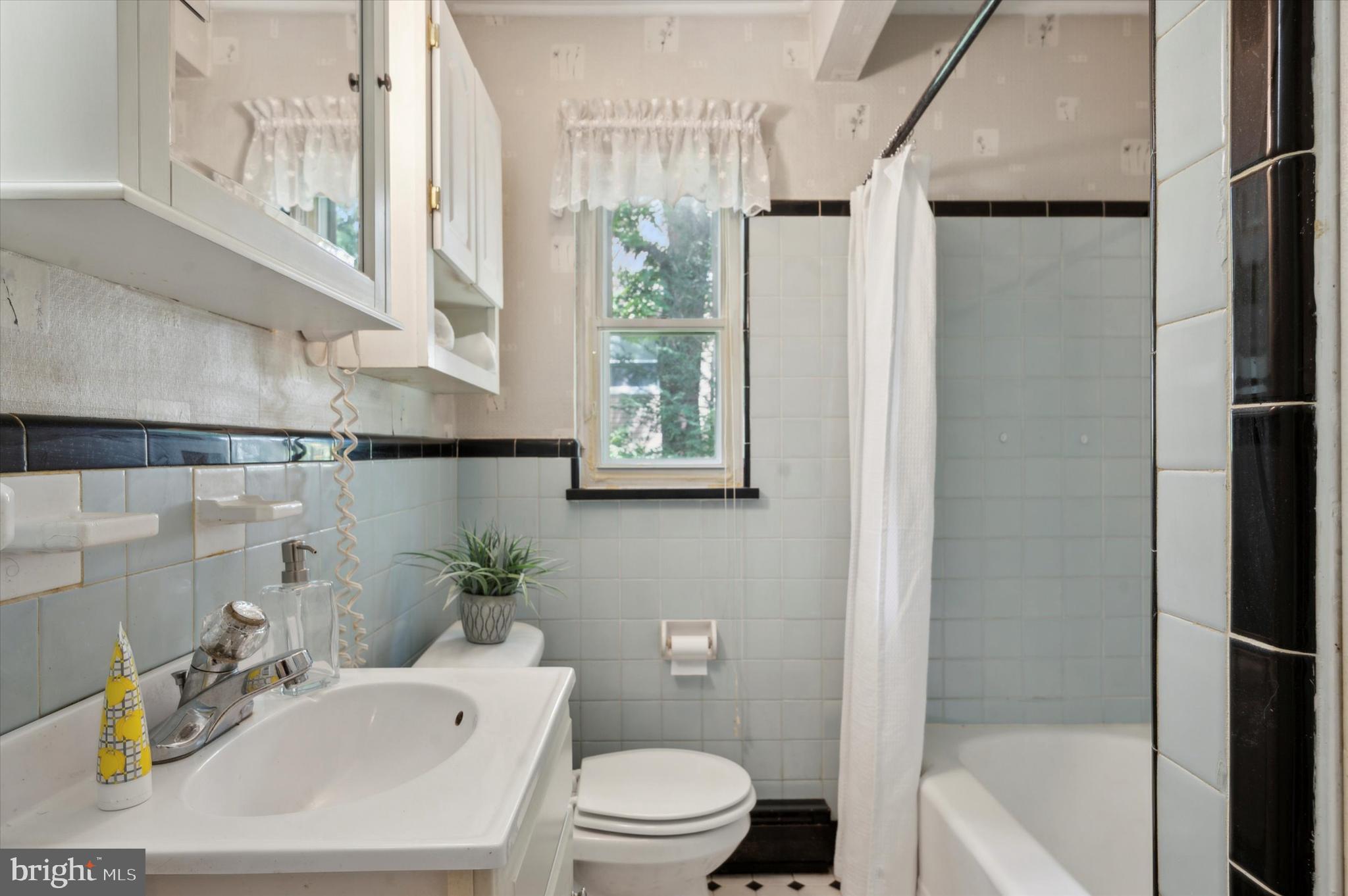 417 Pinecrest Road Springfield, PA 19064 - Photo 24 of 25 Full Hall Bathroom